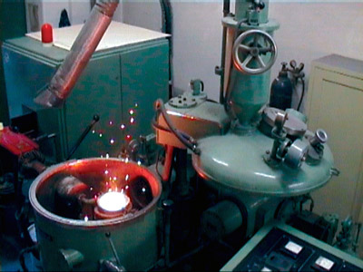 真(zhen)空熔煉(liàn)過程進(jìn)行中